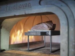 窯GRANDEで焼く牛肉