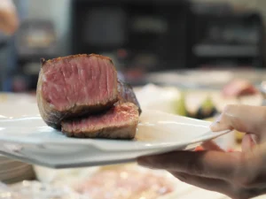 窯GRANDEで焼く牛肉